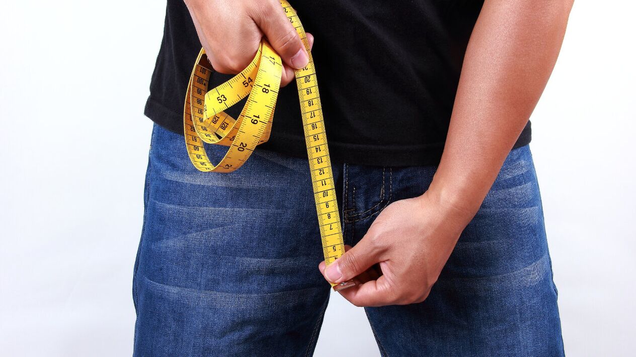 Mann misst Penis, bevor er ihn vergrößert